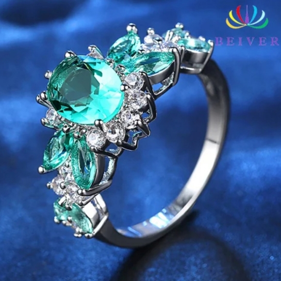 Woman's Ring - Picture 2 of 4